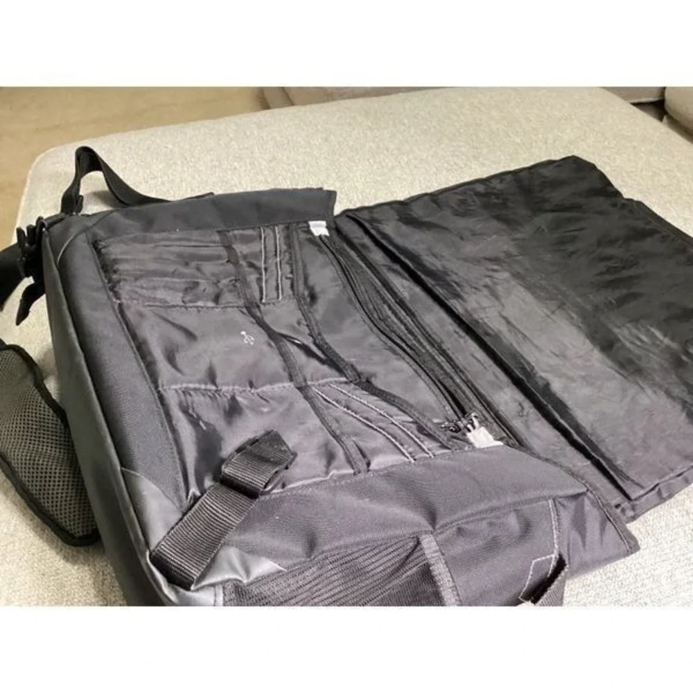 Tarsus computer bag, gently‎ used, pet friendly home